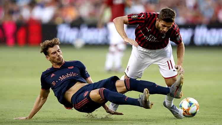 Leon Goretzka berhasil merebut bola dari Fabio Borini pada laga di ICC 2019 di stadion Children Copyright: © Jamie Squire/International Champions Cup via Getty Images