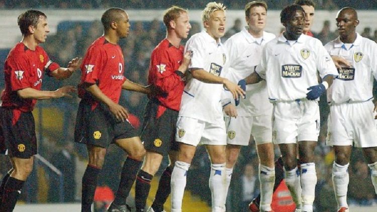 Pertandingan Man United  vs Leeds United di awal 2000-an. Copyright: © Irish News