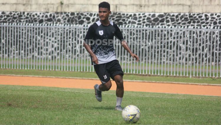 Eks bek Timnas Indonesia U-19 dan U-23, Kevin Rumakiek terus memantapkan persiapan jelang latihan perdana bersama skuat Persipura Jayapura untuk Liga 1 2020. Copyright: © Sudjarwo/INDOSPORT