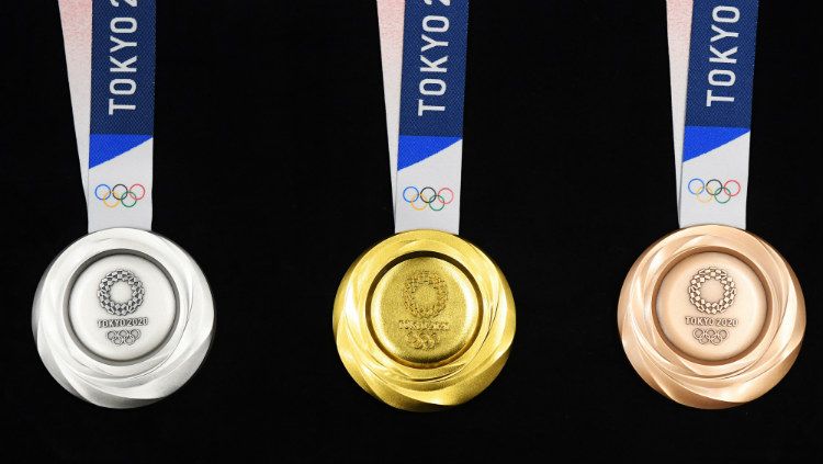 Medali Olimpiade Tokyo 2020 dipamerkan setahun menjelang event ini diselenggarakan rupanya menggunakan bahan daur ulang. Copyright: © Atsushi Tomura/Getty Image