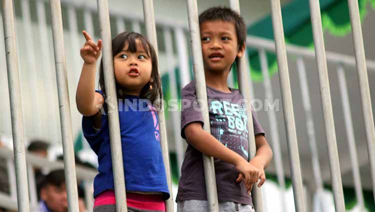 Dua orang anak asyik menyaksikan laga PSS Sleman melawan PSIS Semarang di Stadion Maguwoharjo, pekan lalu Copyright: © Ronald Seger Prabowo/INDOSPORT