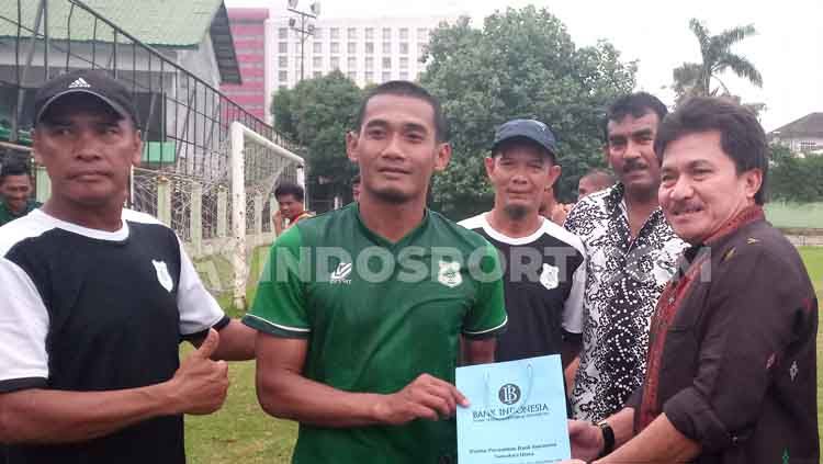 Kapten PSMS Medan, Legimin Raharjo (dua kiri) mendapat 'uang puding' dari Tengku Muhammad Jefri (dua kanan), usai latihan di Stadion Kebun Bunga, Medan Copyright: © Aldi Aulia Anwar/INDOSPORT