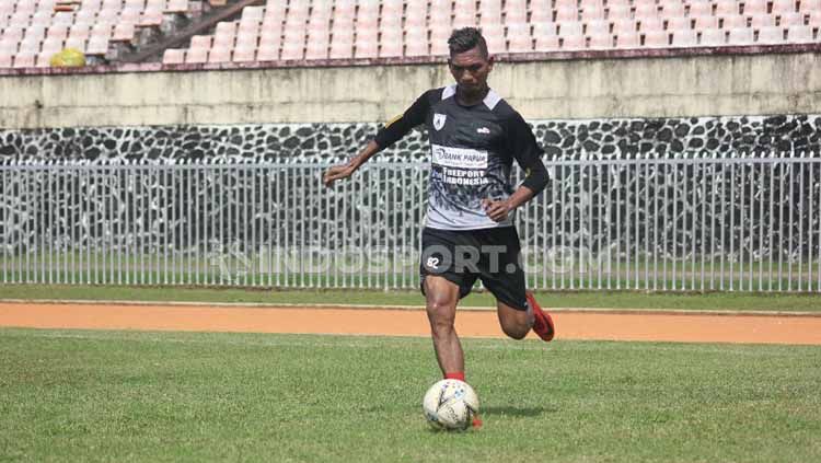 Salah satu pemainn klub Liga 1 Persipura Jayapura, Valentino Telaubun mengaku jika dirinya belum mendapatkan kabar kepastian waktu mulai berkumpul seluruh tim. Copyright: © Sudjarwo/INDOSPORT