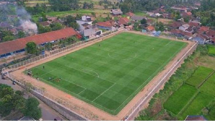 Lapangan Desa Cisayong berstandar FIFA belum lama ini dikunjungi Gubernur Jawa Barat, Ridwan Kamil. Copyright: &copy; INDOSPORT