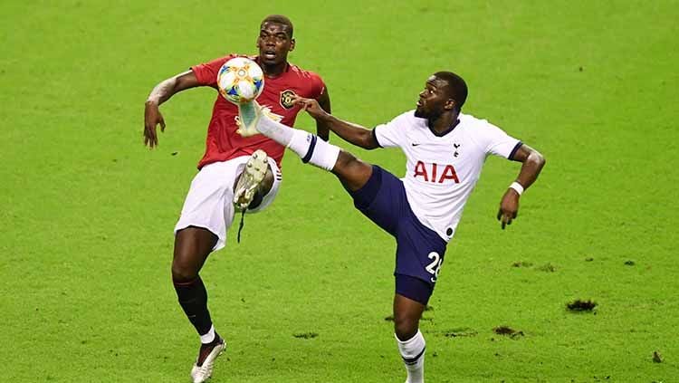 Tottenham Hotspur dan Barcelona dilaporkan sedang mempertimbangkan untuk melakukan pertukaran pemain yang melibatkan Arthur Melo dan Tanguy Ndombele. Copyright: © Di Yin/Getty Images