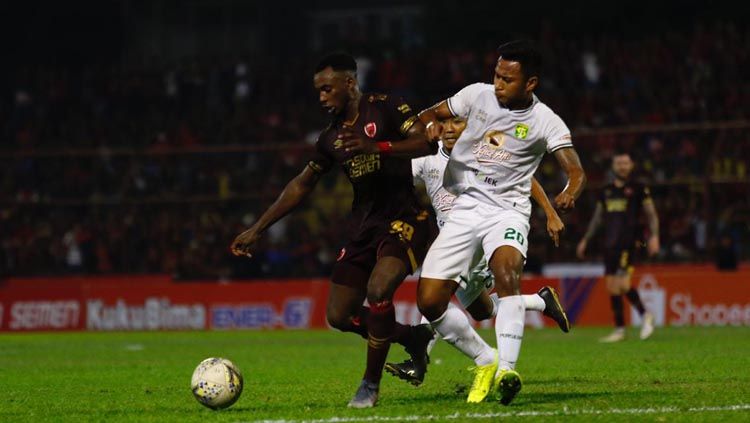Agen Guy Junior, Amogou Mathieu, mengaku sudah ada komunikasi dengan manajemen klub Liga 1 Persib Bandung terkait rencana kliennya untuk musim 2020. Copyright: © Official PSM Makassar