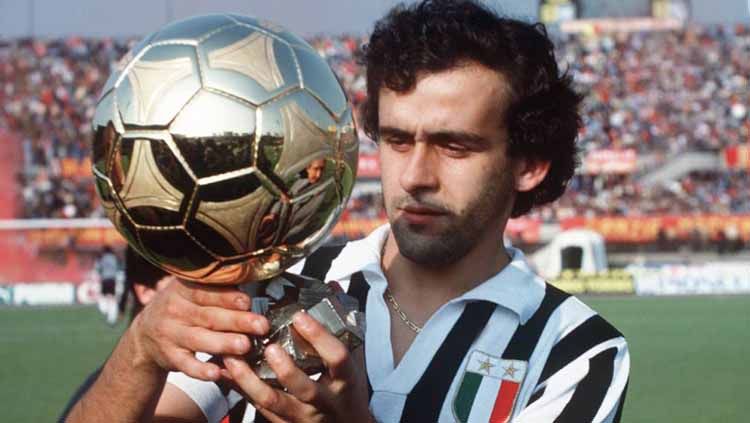 Michel Platini bersama trofi Ballon d'Or. Copyright: © francefootball.fr