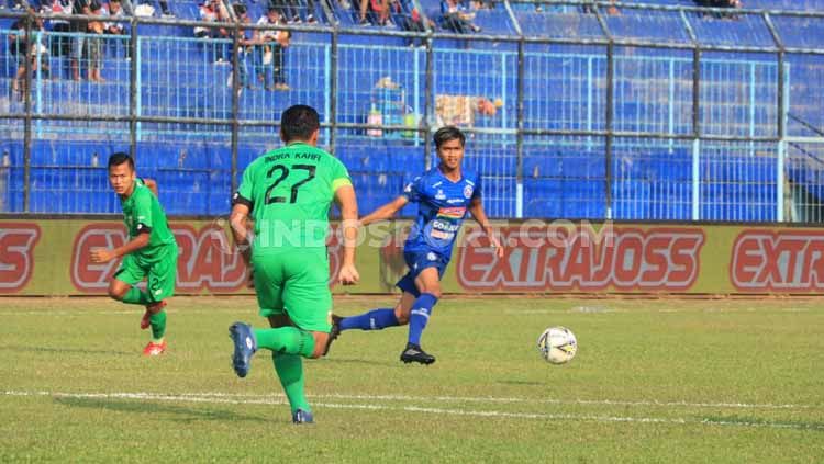 Jayus Hariono, mesti susah payah menggalang lini tengah Arema FC. Foto: Ian Setiawan/INDOSPORT Copyright: © Ian Setiawan/INDOSPORT