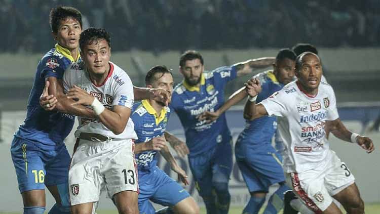 Situasi menengangkan para pemain Persib Bandung vs Bali United saling adu singkut di Liga 1 2019. Copyright: © baliunitedfc Sudah Diverifikasi