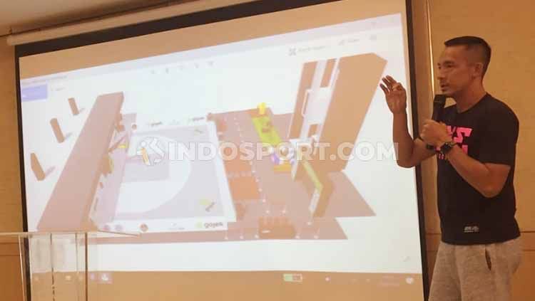 Anthony Gunawan selaku pengurus 3x3 Indonesia sedang menjellaskan peraturan yang digunakan dalam pertandingan 3 lawan 3 yang menggunakan setengah lapangan basket biasa. Copyright: © Rex Kawengia/INDOSPORT