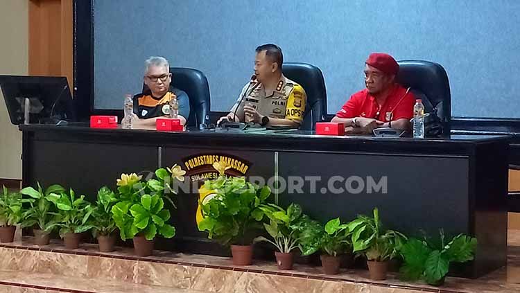 Ferry Indrasjarief (Ketua Umum The Jakmania), Kombes Pol Wahyu Dwi Ariwibowo (Kapolrestabes Makassar), dan Harry Patty (Ketua ISM Makassar). Copyright: © Adriyan Adirizky/INDOSPORT