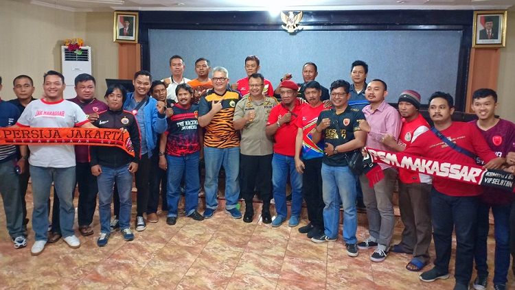 Polrestabes Makassar berfoto bareng kelompok suporter Persija Jakarta dan PSM Makassar. Copyright: © Adriyan Adirizky/INDOSPORT