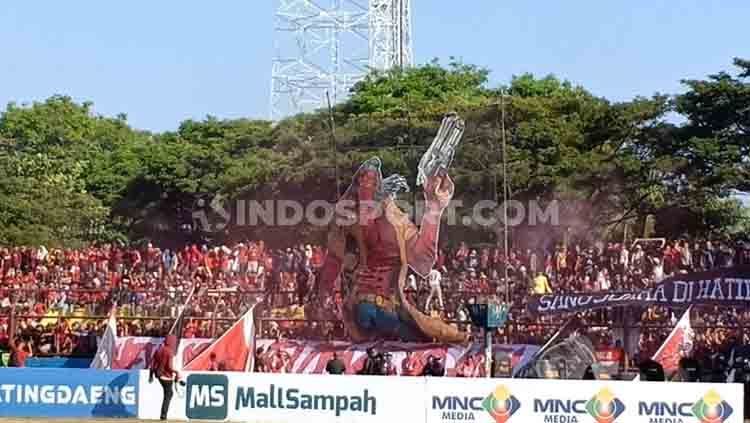 Koreo yang ditampilkan oleh PSM Fans untuk Final leg kedua Kratingdaeng Piala Indonesia. Copyright: © Adriyan Adirizky Rahmat/INDOSPORT