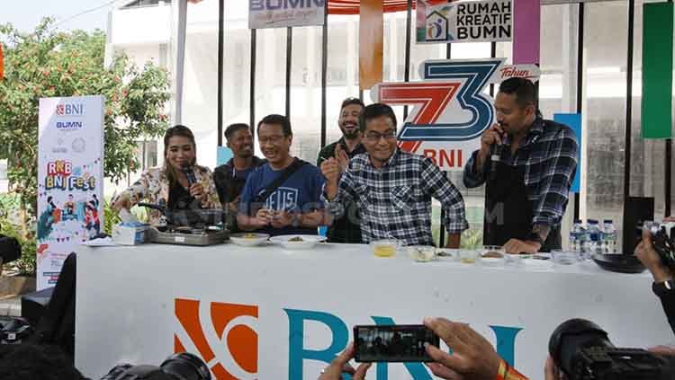 Juara kelas terbang One Pride Pro Never Quit, Suwardi, mendapat tantangan memasak di Halal Park RKB BNI Fest, di kawasan Kompleks Gelora Bung Karno, Jakarta. Copyright: © Zainal Hasan/INDOSPORT
