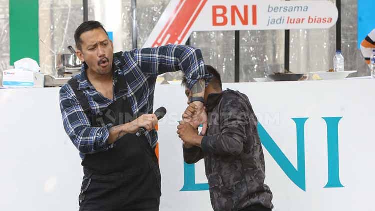 Juara kelas terbang One Pride Pro Never Quit, Suwardi, mendapat tantangan memasak di Halal Park RKB BNI Fest, di kawasan Kompleks Gelora Bung Karno, Jakarta. Copyright: © Zainal Hasan/INDOSPORT