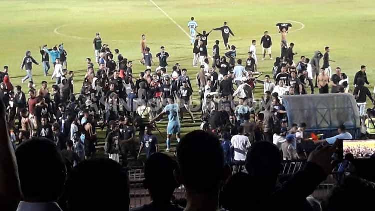 Lampiaskan Kekecewaan Ribuan Oknum Fans Persela Memblokade