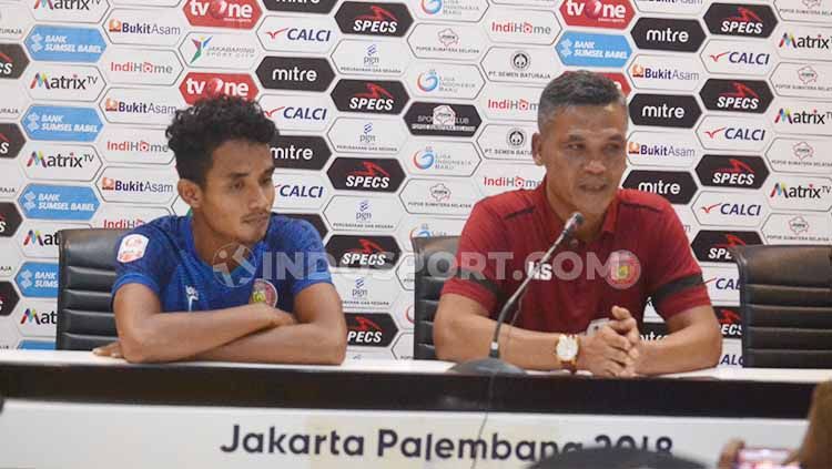 Pelatih Persiraja Banda Aceh, Hendri Susilo (kanan), menyebut masih banyak pekerjaan rumah alias PR usai timnya kembali meraih satu poin di Liga 1 2020. Copyright: © Muhammad Effendi/INDOSPORT
