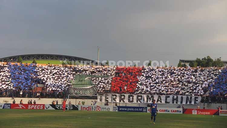 Aksi suporter PSIS saat mendukung klub kebanggaannya melawan Persib. Copyright: © Alvin Syaptia Pratama/INDOSPORT