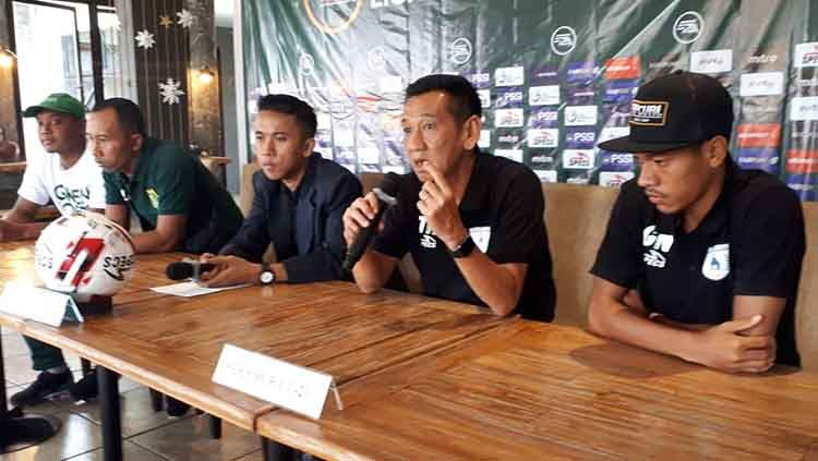 Pelatih Persipura Jayapura U-20, Tony Ho (kedua dari kanan) saat konferensi pers usai laga. Copyright: © Dok Persipura U-20