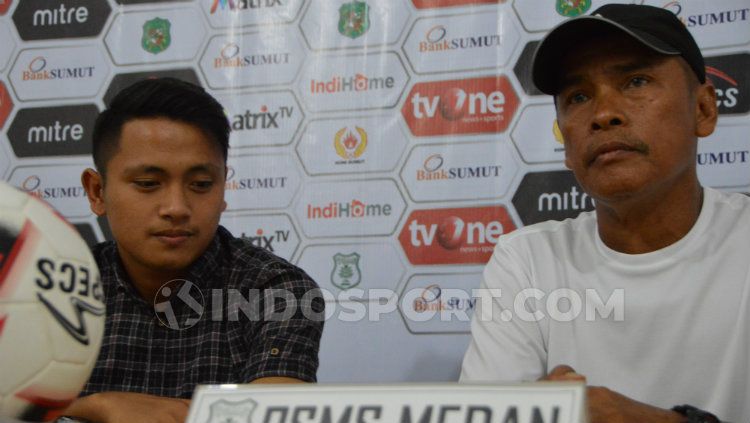 Pelatih PSMS Medan Abdul Rahman Gurning (kanan), didampingi pemainnya, Natanael Siringoringo dalam temu pers jelang pertandingan PSMS vs Sriwijaya, Rabu (31/07/19). (Foto: Aldi Aulia Anwar/INDOSPORT) Copyright: © Adriyan Adirizky/INDOSPORT