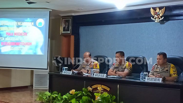 Brigjen Pol Drs. Adnas, M.Si (Wakapolda Sulsel/kiri), Irjen Pol Drs. H. Hamidin (Kapolda Sulsel/tengah), dan Brigjen Pol Wahyu Dwi Ariwibowo (Kapolrestabes Makassar/kanan) memimpin Rapat Koordinasi Persiapan Pengamanan Leg Kedua. Copyright: © Adriyan Adirizky/INDOSPORT