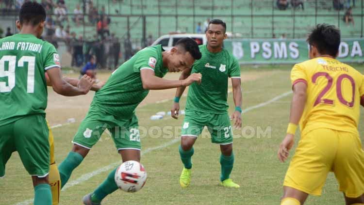 Pemain PSMS Medan, Eki Fauji Saputra, mencoba lewati pemain Sriwijaya FC. (Foto: Aldi Aulia Anwar/INDOSPORT) Copyright: © Aldi Aulia Anwar/INDOSPORT