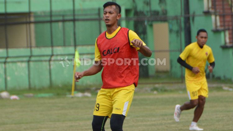 Pemain Sriwijaya FC, Yongki Aribowo, saat melakukan Official Training di Stadion Teladan, Medan. (Foto: Aldi Aulia Anwar/INDOSPORT) Copyright: © Aldi Aulia Anwar/INDOSPORT