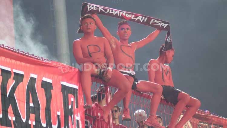 Suporter PSM saat masuk ke tribun, terlihat tiga anggota The Macz Man yang mengecat seluruh tubuhnya dengan warna merah. Copyright: © Nofik Lukman/INDOSPORT