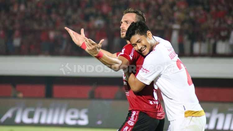 Pemain PSM Makassar, Abdul Rahman (kanan), sangat antusias menyambut kompetisi Liga 1 2020 bergulir kembali. Copyright: © Nofik Lukman Hakim/INDOSPORT