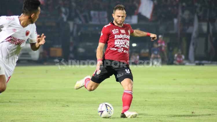 Ilija Spasojevic tengah melakukan umpan ke arah gawang PSM Makassar di Stadion Kapten I Wayan Dipta pekan Liga 1 ke-14. Copyright: © Nofik Lukman Hakim/INDOSPORT