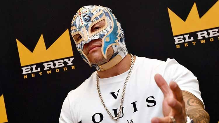 Rey Mysterio nampaknya menjalani hidup cukup penuh kesulitan karena kariernya sebagai pegulat WWE SmackDown. Copyright: © Daniel Boczarski/Getty Images