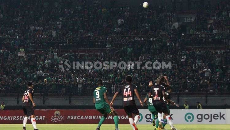 Laga antara Persebaya vs Persipura. Copyright: © Fitra Herdian/INDOSPORT