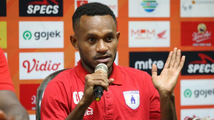 Gunansar Mandowen di Persipura Jayapura.