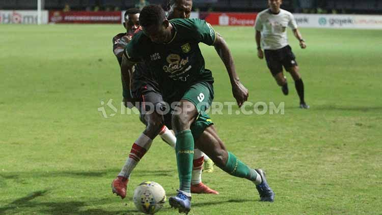 Amido Balde mempertahankan bola dari pemain Persipura, Jumat (02/08/19). Foto: Fitra Herdian/INDOSPORT Copyright: © Fitra Herdian/INDOSPORT