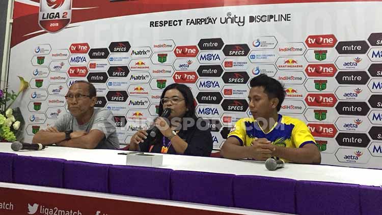 Bambang Nurdiansyah (kiri) membeberkan cara yang membuat Cilegon United berhasil menahan imbang Persita Tangerang. Copyright: © Petrus Manus Da'Yerimon/INDOSPORT