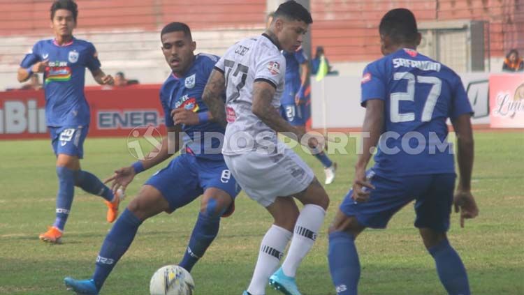 Duet pemain PSIS Semarang vs Tira Persikabo Copyright: © Ronald Seger Prabowo/INDOSPORT