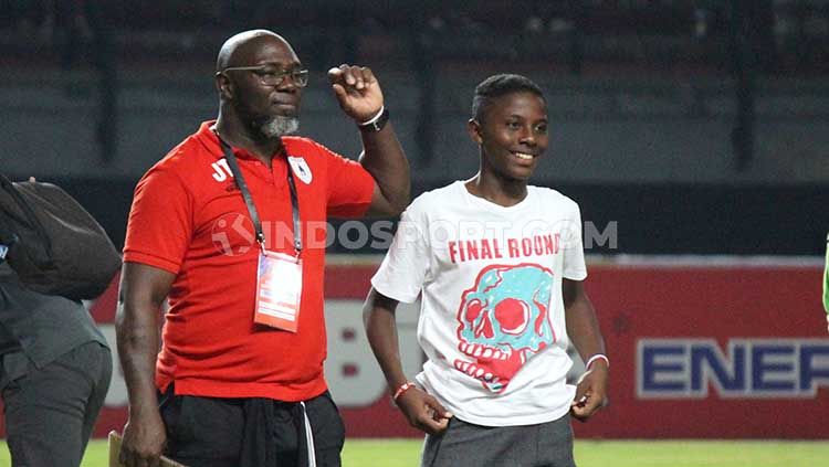 Pelatih Persipura Jayapura Jacksen F Tiago (kiri) bersama sang anak Hugo Samir (kanan) usai laga lawan Persebaya Surabaya pada pekan ke-12 Liga 1 2019 di Stadion Gelora Bung Tomo (GBT), Jumat (02/08/19). Copyright: © Fitra Herdian/INDOSPORT