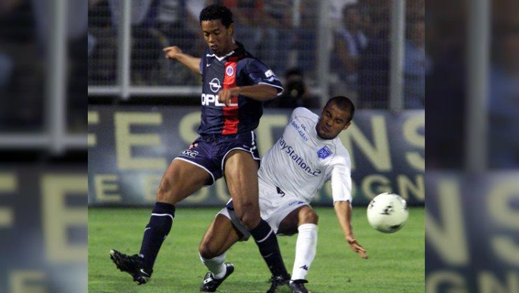 Debut Ronaldinho di Eropa bersama PSG, (04/08/01) Copyright: © Scoopnest
