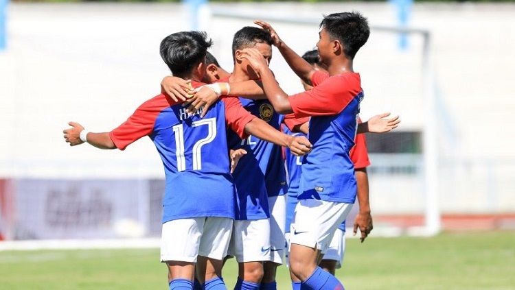 Ada sebuah pemandangan unik ketika Malaysia menerima penghargaan juara Piala AFF U-15 2019 pada Jumat (09/08/19). Copyright: © FAM.org.my