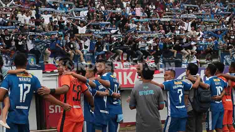 Ribuan Brajamusti saat menyanyikan lagu 'Aku Yakin dengan Kamu' bersama penggawa PSIM Yogyakarta di di Stadion Kapten I Wayan Dipta, Gianyar, Sabtu (03/08/19) sore Copyright: © Nofik Lukman Hakim/INDOSPORT