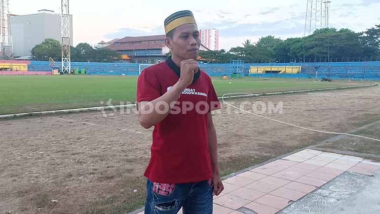 Pak Syahdan berada di Stadion Andi Mattalatta, Makassar, Sabtu (3/8/19), setelah menerima tiket VIP Utama Final Kratingdaeng Piala Indonesia. Copyright: © Adriyan Adirizky/INDOSPORT