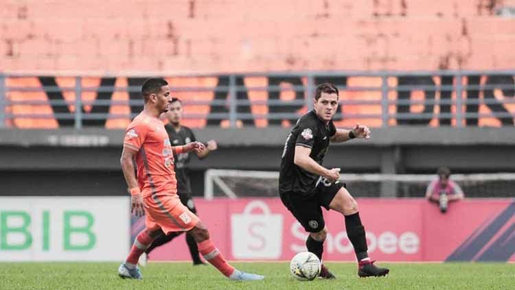 Renan Silva berusaha serang pemain PSS Sleman yang tengah membawa bola di Liga 1 2019 pekan ke-13. Copyright: © pssleman