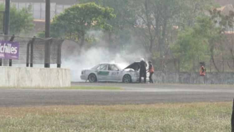 Mobil terbakar di Indonesia Sentul Series of Motorsport (ISSOM) 2019 seri tiga. Copyright: © Media MOMRC