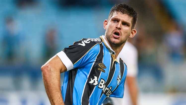 Walter Kannemann bek Gremio saat melakukan selebrasi melawan Fluminense di Arena do Gremio, (05/05/19). Lucas Uebel/Getty Images Copyright: © Lucas Uebel/Getty Images