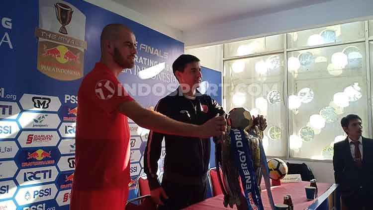 Wiljan Pluim (Playmaker PSM Makassar) dan Darije Kalezic (Pelatih PSM Makassar) berfoto bersama trofi Kratingdaeng Piala Indonesia pada konferensi pers pra laga di Media Center Stadion Andi Mattalatta, Makassar, Senin (05/08/19) sore. Copyright: © Adriyan Adirizky/INDOSPORT