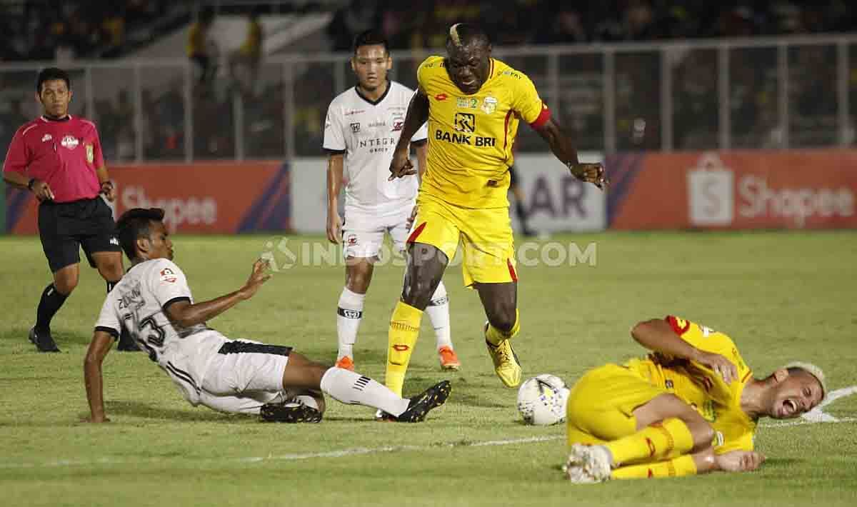Herman Dzumafo berusaha keras merebut bola dari pemain Madura United di Liga 1 di Stadion Madya Senayan, Senin (05/08/19). Copyright: © Herry Ibrahim/INDOSPORT