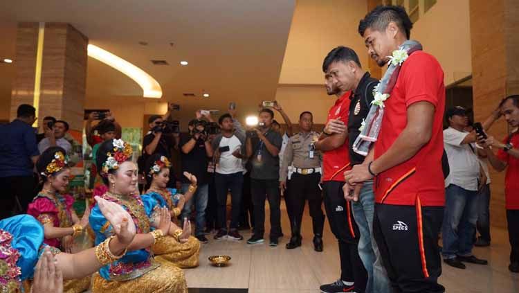 Sambutan para pemain Persija Jakarta dengan tarian adat Makassar Paduppa. Copyright: © Media Persija