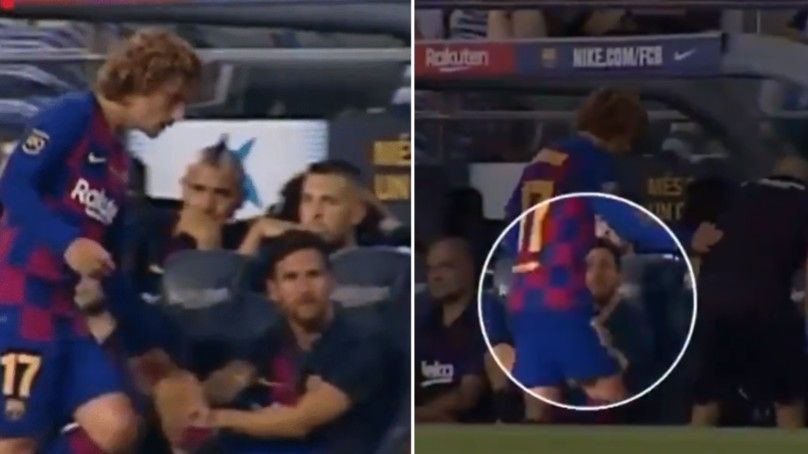 Lionel Messi menolak jabat tangan dari Antoine Griezmann Copyright: © SportBible