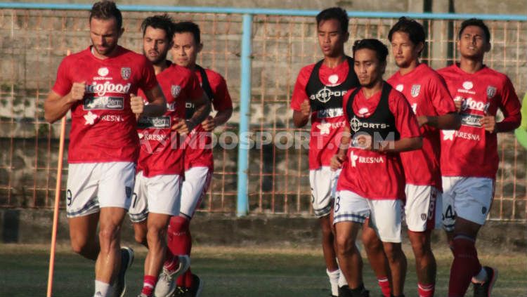 Dallen Doke (tengah) saat berada di antara pemain-pemain senior Bali United. Foto: Nofik Lukman Hakim/INDOSPORT Copyright: © Nofik Lukman Hakim/INDOSPORT