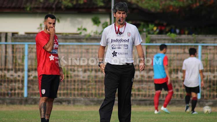 Gelandang Bali United, Brwa Nouri (kiri) saat mendengarkan intruksi pelatihnya, Stefano Cugurra Teco, dalam sesi latihan di Lapangan Samudra, Legian, Kuta, Badung, Senin (05/08/19). Copyright: © Nofik Lukman Hakim/INDOSPORT